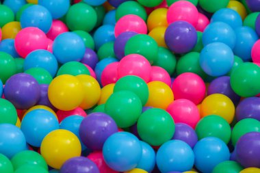 Çocuk parkında bir sürü renkli plastik top