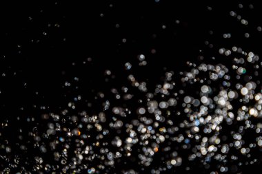 Siyah arkaplan üzerindeki soyut bokeh dokusu