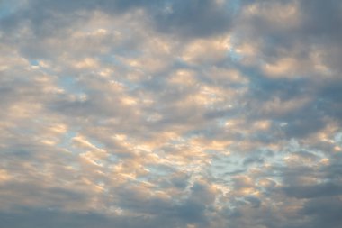 Gün batımından önce altın bulut