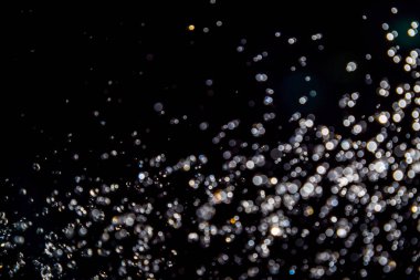 Siyah arkaplan üzerindeki soyut bokeh dokusu