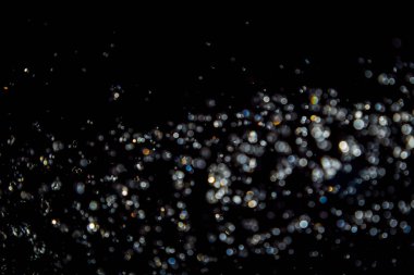 Siyah arkaplan üzerindeki soyut bokeh dokusu