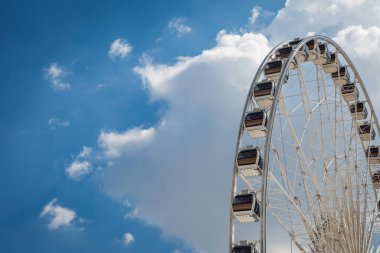 Beyaz büyük dönme dolap mavi gökyüzü keskin bulutlar arka plan