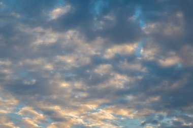 Gün batımından önce altın bulut