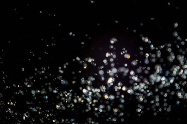 Siyah arkaplan üzerindeki soyut bokeh dokusu