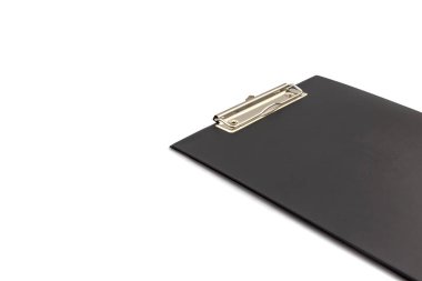 Beyaz arkaplanda siyah boş pano izole edildi