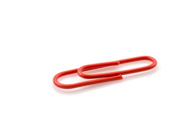 Beyaz arkaplanda tek kırmızı ataç izole edildi