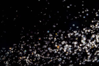 Siyah arkaplan üzerindeki soyut bokeh dokusu