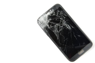 Zemine akıllı telefon düşüşü ve beyaz arka planda izole edilmiş kırık ekran hasarı