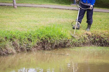 İşçiler parkta çim biçiyordu.