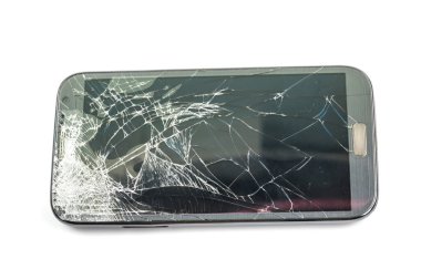 Zemine akıllı telefon düşüşü ve beyaz arka planda izole edilmiş kırık ekran hasarı