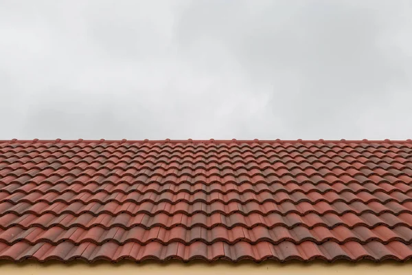 天空背景上的屋顶瓷砖图案 — 图库照片