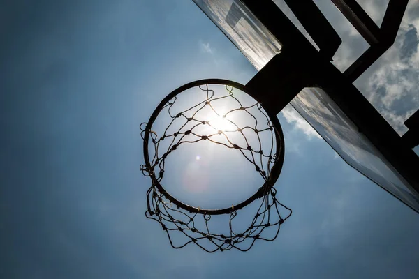 Siluate Canestro Basket Sotto Sole Sfondo Cielo Blu — Foto Stock