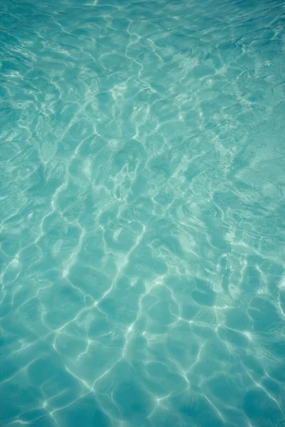 スイミングプールの背景にある水色の水のテクスチャパターン — ストック写真