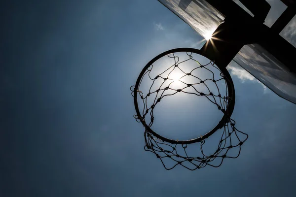 Güneşin Altındaki Basketbol Potasını Mavi Gökyüzü Arkaplanını Sustur — Stok fotoğraf