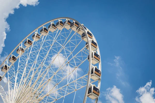 Blanco Hermosa Rueda Grande Ferris Con Fondo Azul Cielo — Foto de Stock