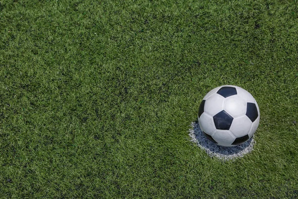 サッカーボール緑のサッカー場草の背景 — ストック写真