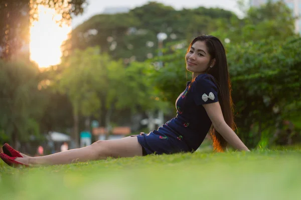 Feliz Hermosa Sonriente Joven Pelo Largo Sentado Sobre Hierba Verde — Foto de Stock