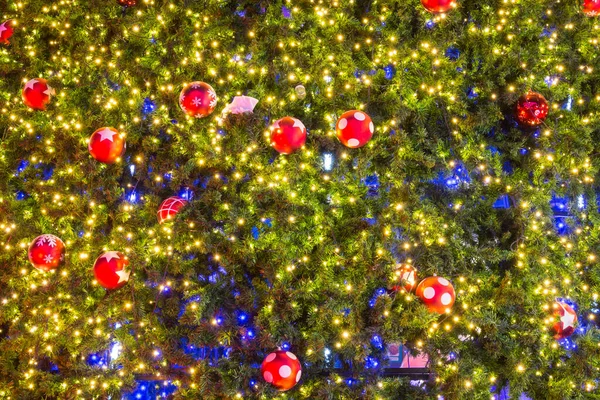 Dekorativní Vánoční Koule Vánoční Stromeček Lehkým Pozadím — Stock fotografie