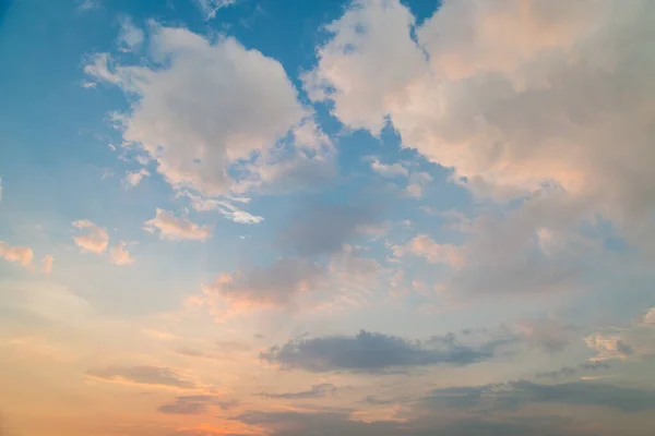 日没前の空と雲背景 — ストック写真