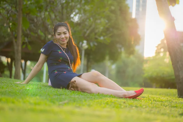Happy Krásná Usmívající Mladá Žena Sedí Zelené Trávě Letním Parku — Stock fotografie