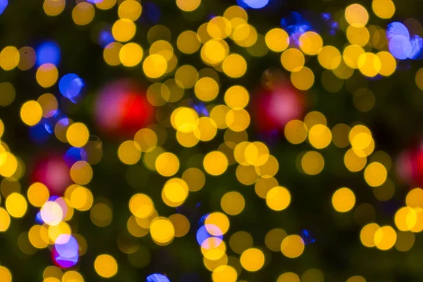 Złoty Bokeh Bożonarodzeniowe Kulki Choinka Lekkim Tle — Zdjęcie stockowe