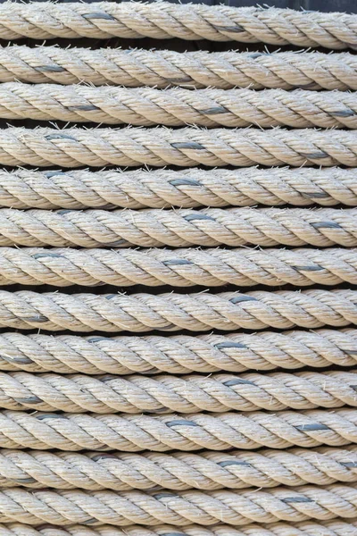 绑在木制底座上的航海绳 — 图库照片