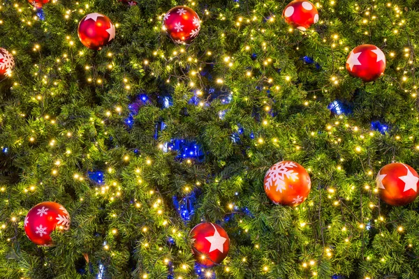 Bolas Navidad Decorativas Árbol Navidad Con Fondo Claro — Foto de Stock