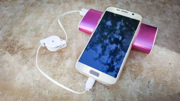 Smartphone Opladen Met Roze Powerbank Stenen Tafel Achtergrond — Stockfoto