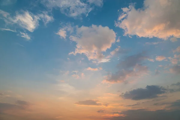 日没前の空と雲背景 — ストック写真