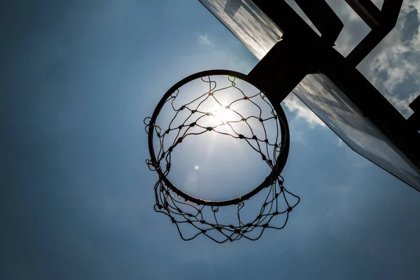 Güneşin Altındaki Basketbol Potasını Mavi Gökyüzü Arkaplanını Sustur — Stok fotoğraf