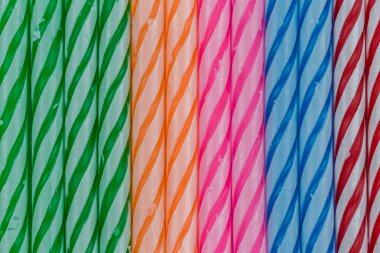 Renkli doğum günü mumlarının yakın plan arkaplanı