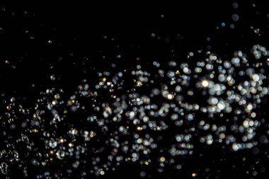 Siyah arkaplan üzerindeki soyut bokeh dokusu