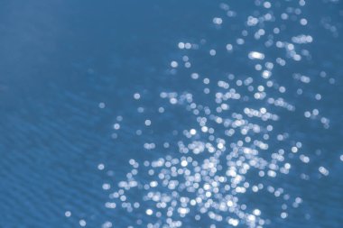 Arka plan için bokeh kullanıma sahip mavi su