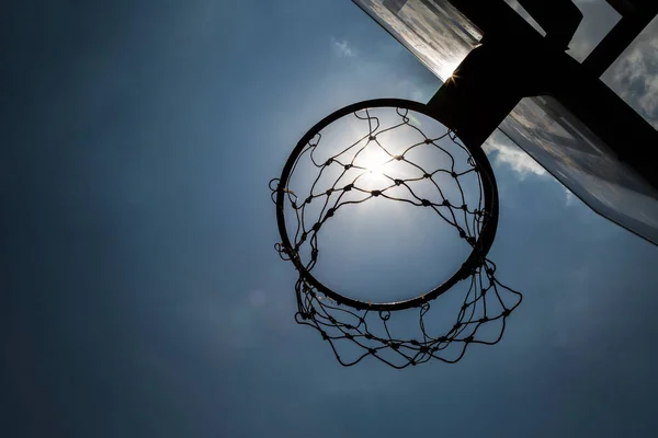 Siluate Canestro Basket Sotto Sole Sfondo Cielo Blu — Foto Stock