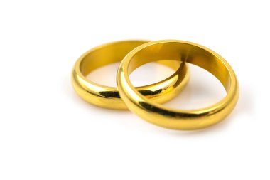 Beyaz arka planda izole edilmiş düğün için iki altın yüzük.