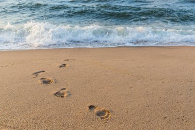 Sahildeki kumda ayak izleri var.