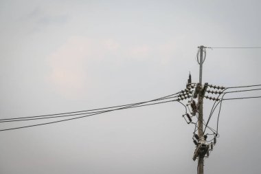 açık gökyüzü arka planına sahip elektrik direği