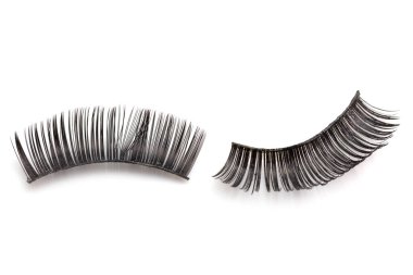 Beyaz arkaplanda izole edilmiş siyah takma kirpik kullanıldı