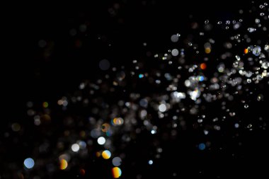 Siyah arkaplan üzerindeki soyut bokeh dokusu