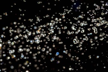 Siyah arkaplan üzerindeki soyut bokeh dokusu