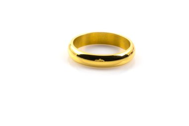 Altın alyans beyaz arka plan üzerinde izole