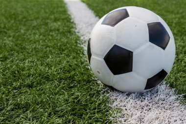 Futbol topu beyaz çizgi arkaplanda sahada