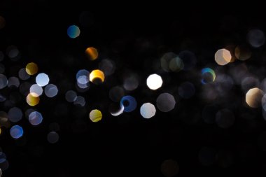 Siyah arkaplanda soyut siyah beyaz bokeh dokusu