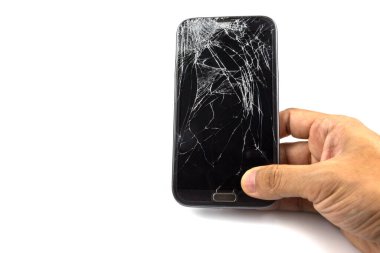 Zemine akıllı telefon düşüşü ve beyaz arka planda izole edilmiş kırık ekran hasarı