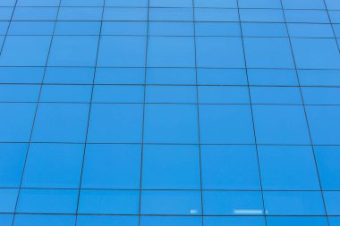 Mavi cam pencereli modern ofis binası