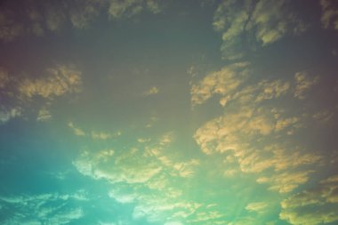 Gün batımından önce soyut gökyüzü ve bulutlar.