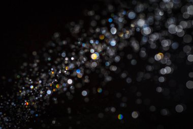 Sudan Bokeh arkaplanı ve siyah arkaplanı olan ışık