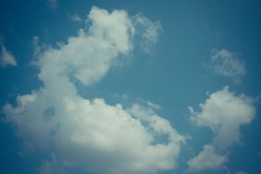 Mavi gökyüzü ve beyaz ipuçları, güneşli bir gün