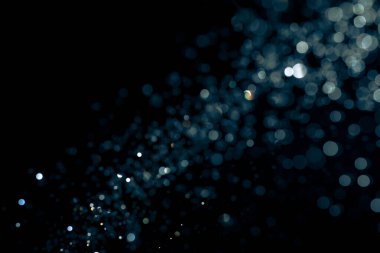 Sudan Bokeh arkaplanı ve siyah arkaplanı olan ışık