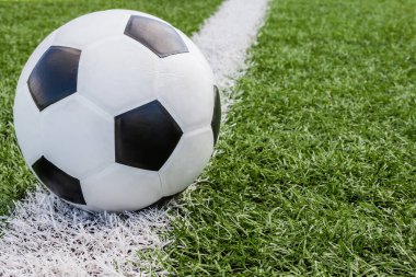 Futbol topu beyaz çizgi arkaplanda sahada